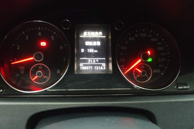 Used Volkswagen Magotan 2015 1.8TSI Luxury Model Odometer Close Up