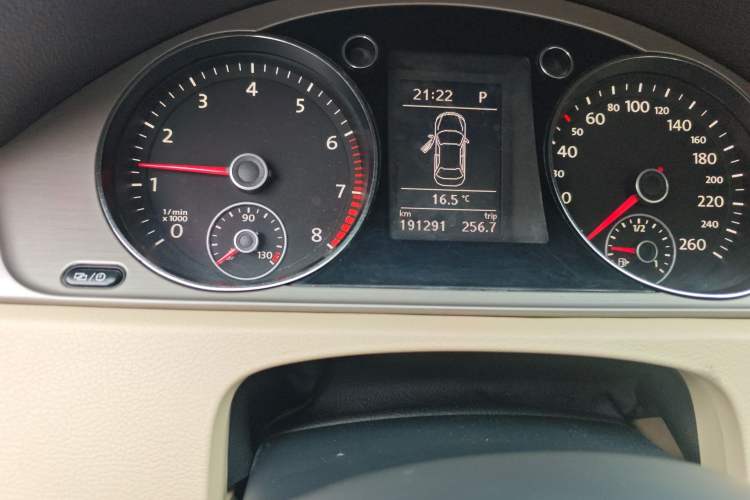 Used Volkswagen Magotan 2015 1.8TSI Comfort Model Odometer Close Up