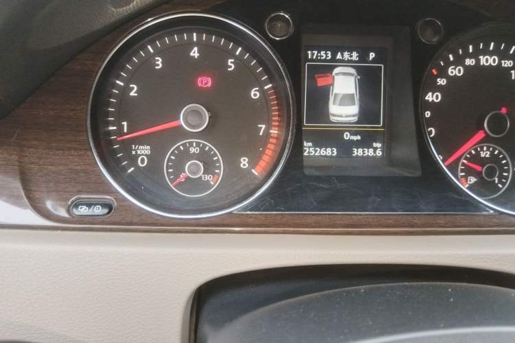 Used Volkswagen Magotan 2015 Revised Version 2.0 TSI Prestige Edition Odometer Close Up