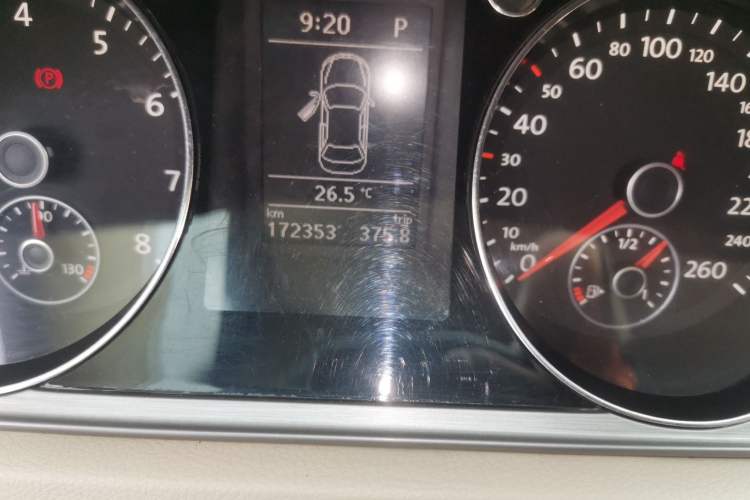 Used Volkswagen Magotan 2015 1.8TSI Advanced Model Odometer Close Up