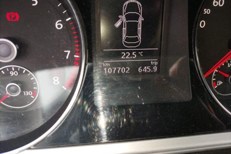 Used Volkswagen Magotan 2015 1.8TSI Advanced Model Odometer Close Up