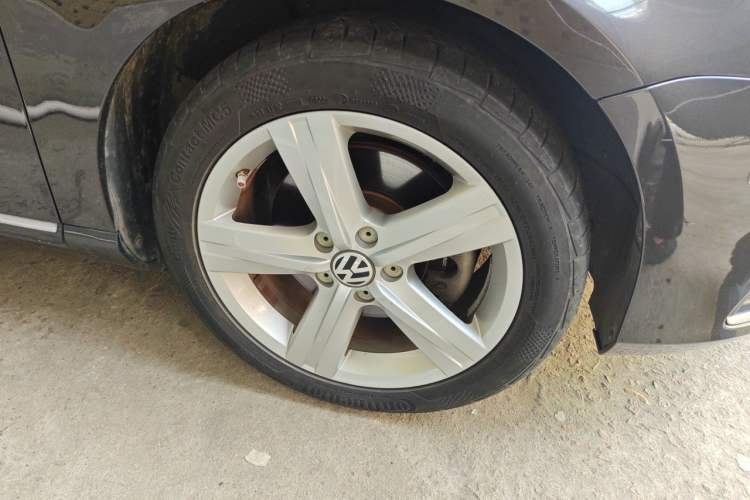 Used Volkswagen Magotan 2015 1.8TSI Prestige Model Right Front Wheel Hub