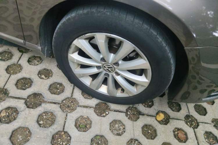 Used Volkswagen Magotan 2015 1.8TSI Luxury Model Right Front Wheel Hub