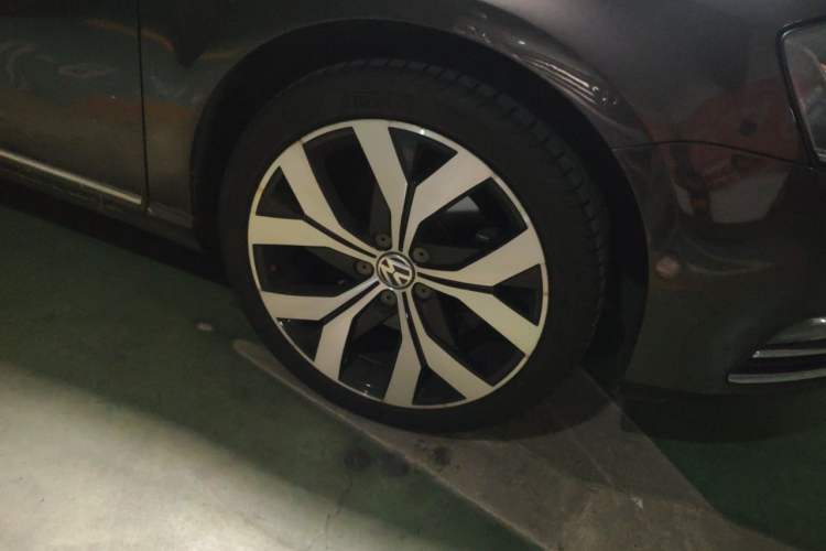Used Volkswagen Magotan 2015 1.8TSI Luxury Model Right Front Wheel Hub