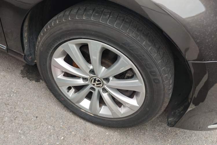 Used Volkswagen Magotan 2015 1.8TSI Comfort Model Right Front Wheel Hub