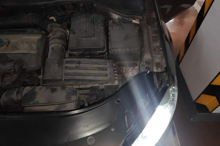 Used Volkswagen Magotan 2015 2.0 TSI Prestige Model Engine Bay Left