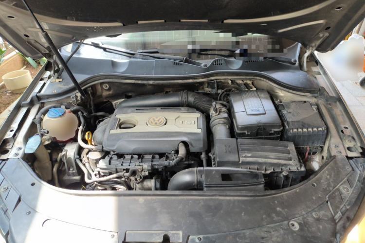 Used Volkswagen Magotan 2015 Travel Edition 2.0 TSI Comfort Version Engine Bay