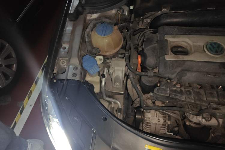 Used Volkswagen Magotan 2015 2.0 TSI Prestige Model Engine Bay Right
