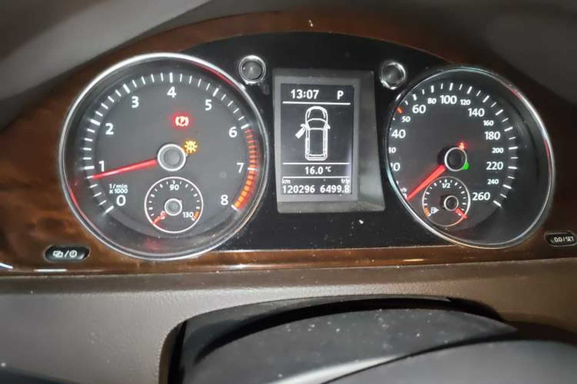 Used Volkswagen Magotan 2015 Travel Edition 2.0 TSI Comfort Version Odometer Close Up