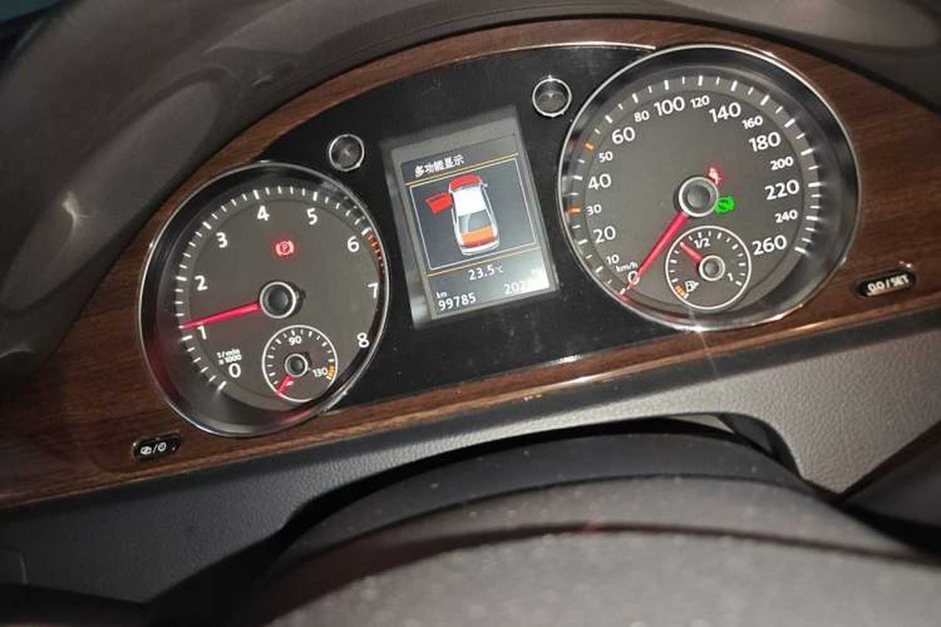 Used Volkswagen Magotan 2015 2.0 TSI Prestige Model Odometer Close Up