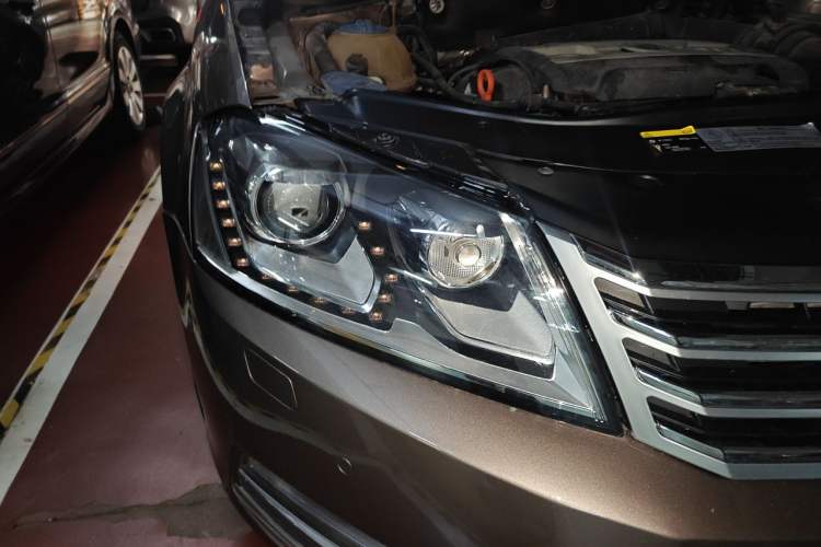 Used Volkswagen Magotan 2015 2.0 TSI Prestige Model Right Front Headlight