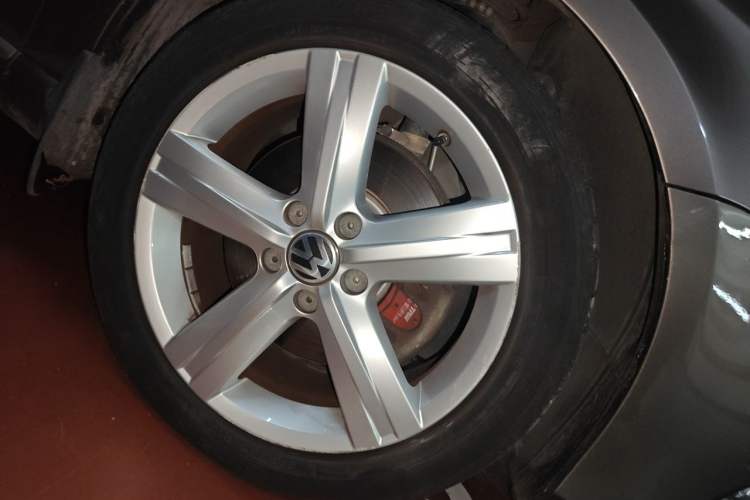 Used Volkswagen Magotan 2015 2.0 TSI Prestige Model Right Front Wheel Hub