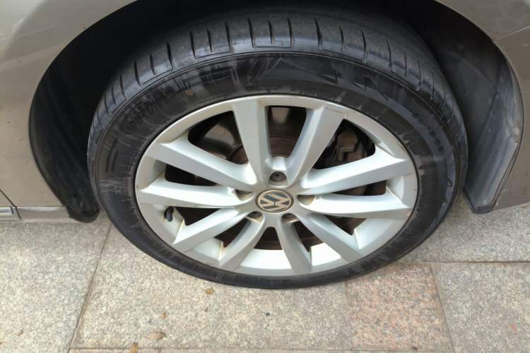 Used Volkswagen Magotan 2015 Travel Edition 2.0 TSI Comfort Version Right Front Wheel Hub