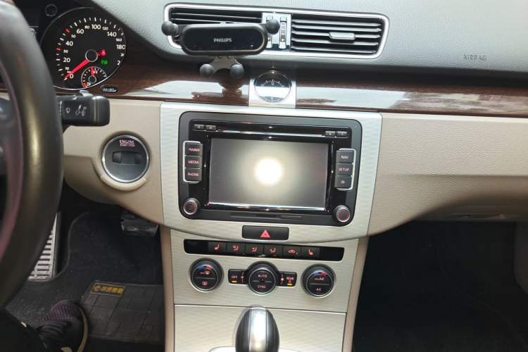 Used Volkswagen Magotan 2015 2.0 TSI Prestige Model Audio And AC Panel