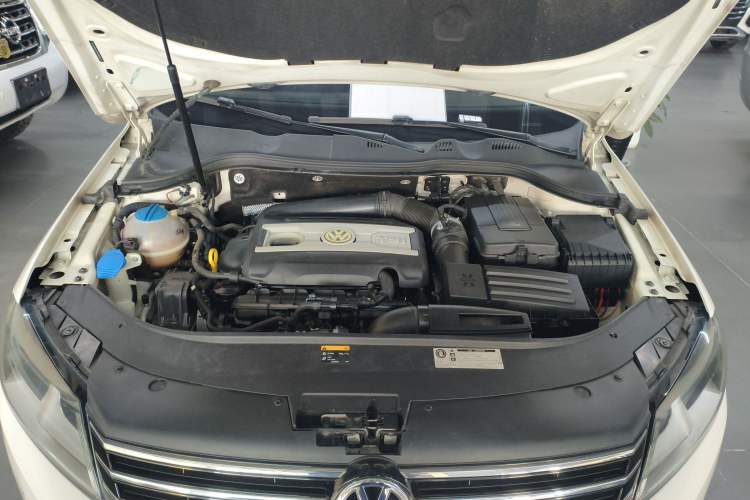 Used Volkswagen Magotan 2015 Travel Edition 2.0 TSI Comfort Version Engine Bay