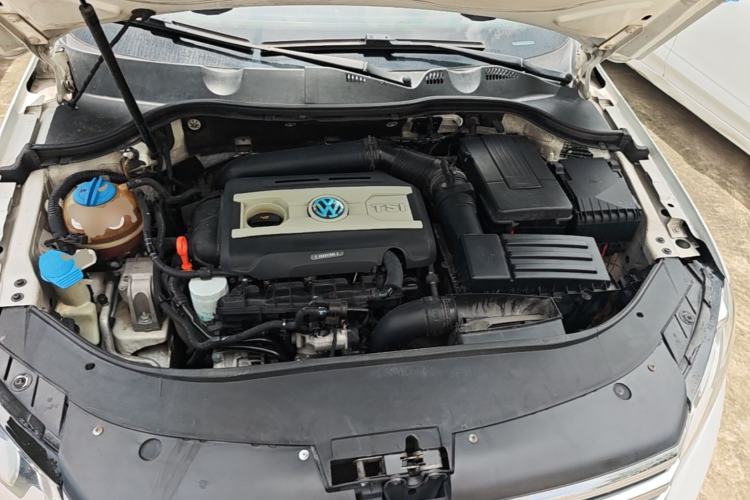 Used Volkswagen Magotan 2015 1.8TSI Luxury Model Engine Bay
