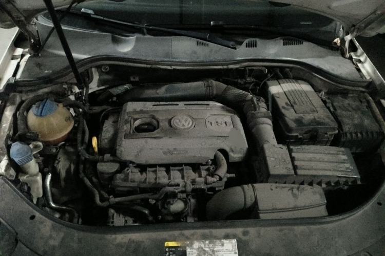 Used Volkswagen Magotan 2015 2.0 TSI Prestige Model Engine Bay