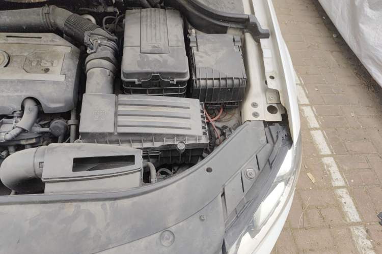 Used Volkswagen Magotan 2015 Travel Edition 2.0 TSI Comfort Version Engine Bay Left