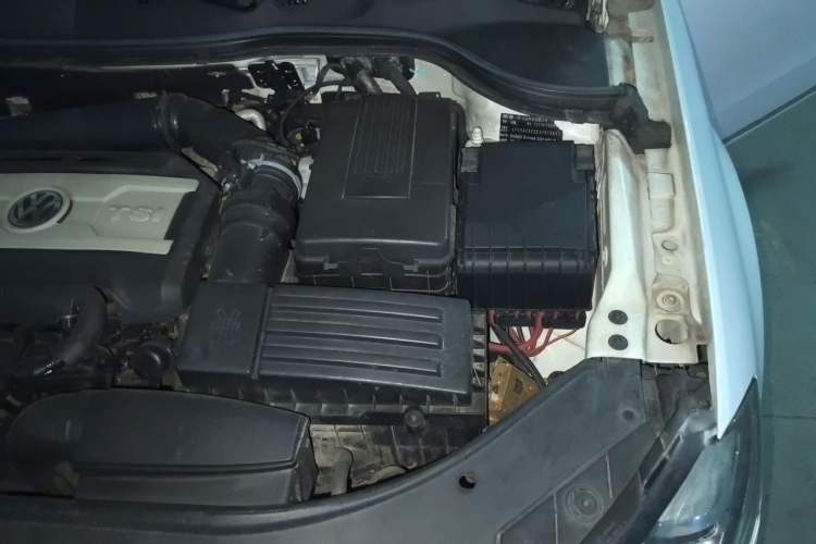 Used Volkswagen Magotan 2015 1.8TSI Luxury Model Engine Bay Left