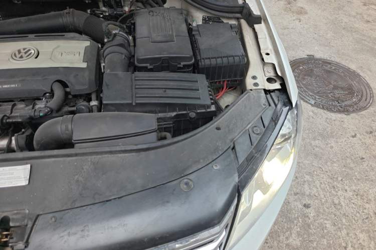 Used Volkswagen Magotan 2015 2.0 TSI Prestige Model Engine Bay Left