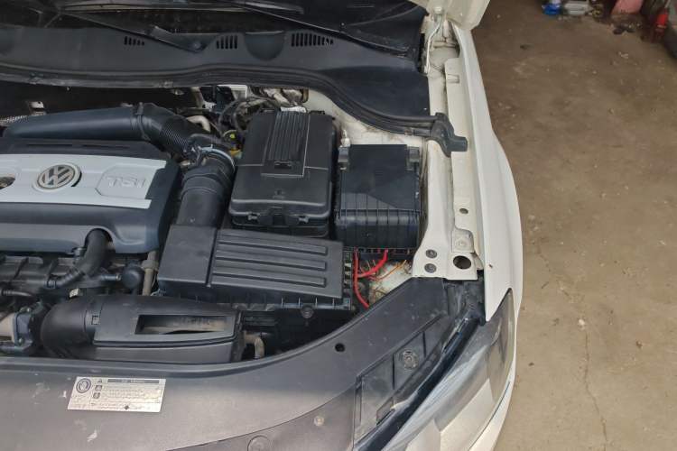 Used Volkswagen Magotan 2015 Travel Edition 2.0 TSI Comfort Version Engine Bay Left