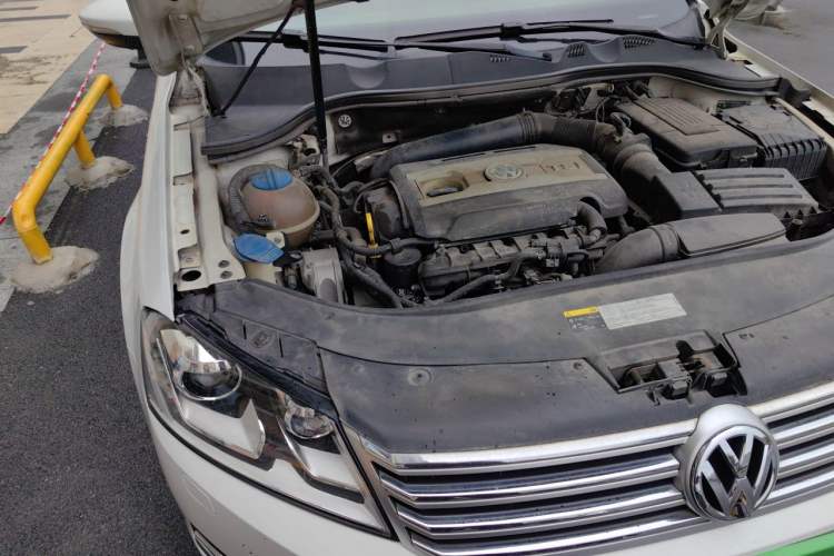 Used Volkswagen Magotan 2015 Facelift 1.8TSI Luxury Model Engine Bay Right