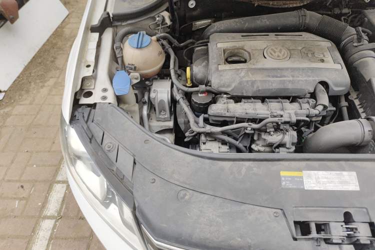 Used Volkswagen Magotan 2015 Travel Edition 2.0 TSI Comfort Version Engine Bay Right