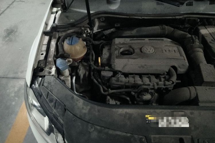 Used Volkswagen Magotan 2015 2.0 TSI Prestige Model Engine Bay Right