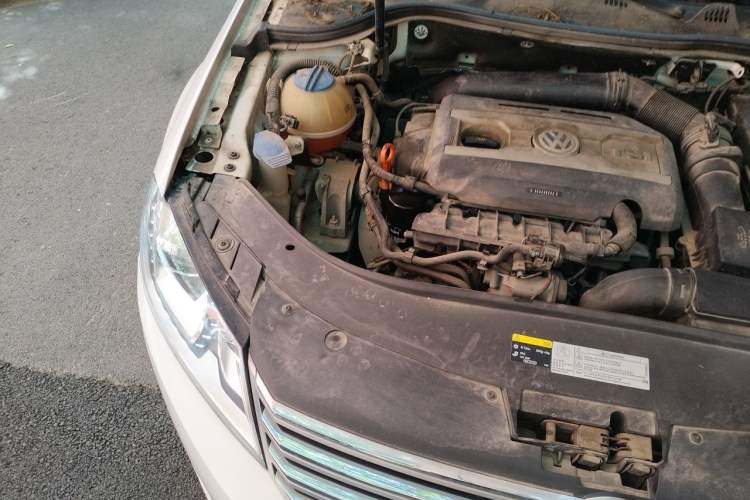 Used Volkswagen Magotan 2015 1.8TSI Luxury Model Engine Bay Right
