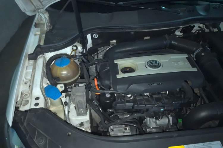 Used Volkswagen Magotan 2015 1.8TSI Luxury Model Engine Bay Right