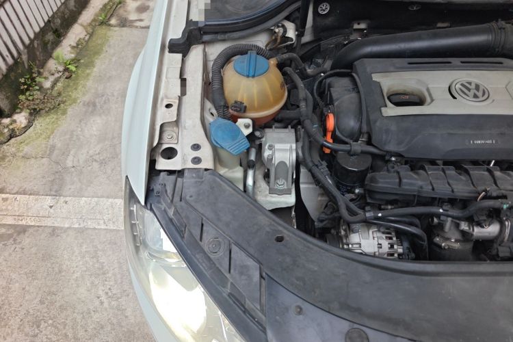 Used Volkswagen Magotan 2015 2.0 TSI Prestige Model Engine Bay Right