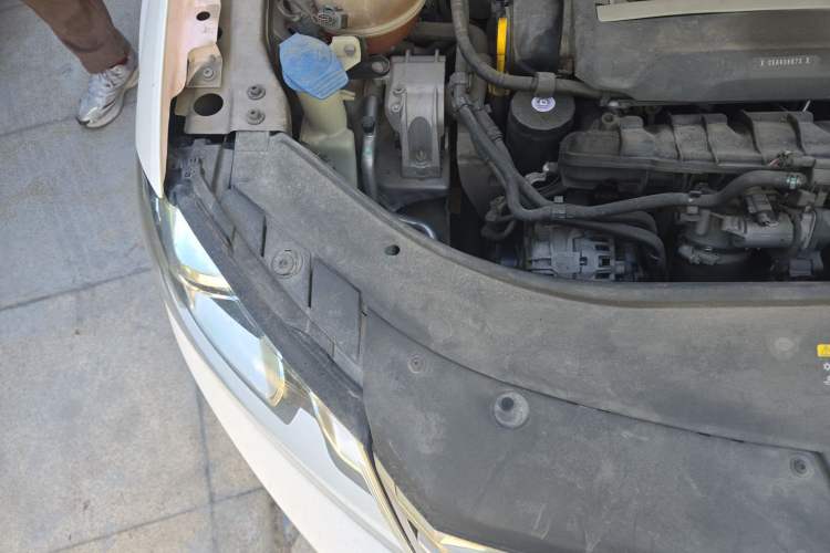 Used Volkswagen Magotan 2015 1.8TSI Luxury Model Engine Bay Right