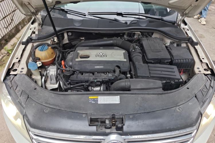 Used Volkswagen Magotan 2015 2.0 TSI Prestige Model Engine Bay