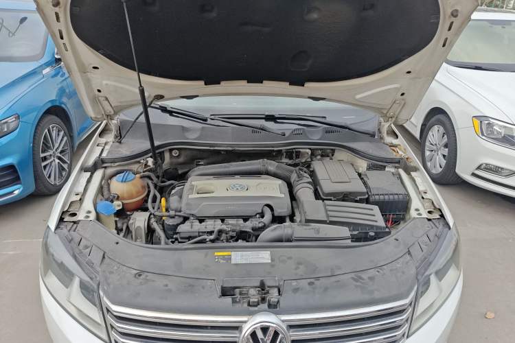 Used Volkswagen Magotan 2015 1.8TSI Advanced Model Engine Bay