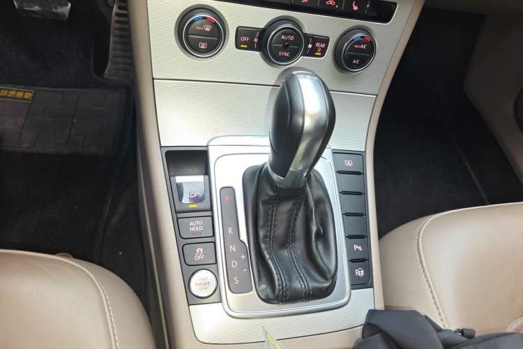 Used Volkswagen Magotan 2015 2.0 TSI Prestige Model Gear Lever