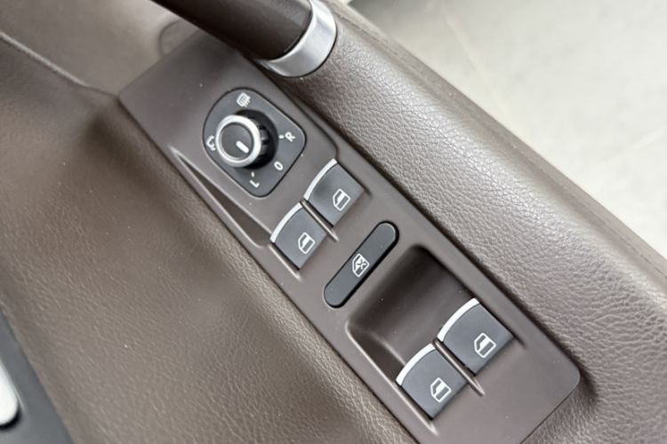Used Volkswagen Magotan 2015 Travel Edition 2.0 TSI Comfort Version Interior 10