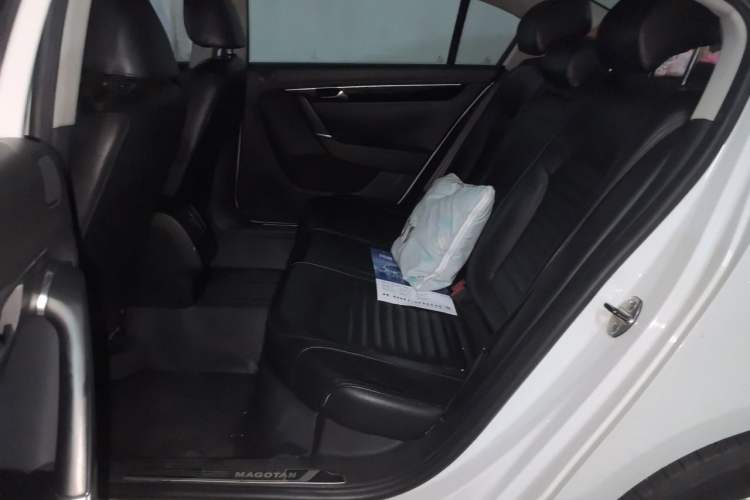 Used Volkswagen Magotan 2015 1.8TSI Luxury Model Left Rear Seat