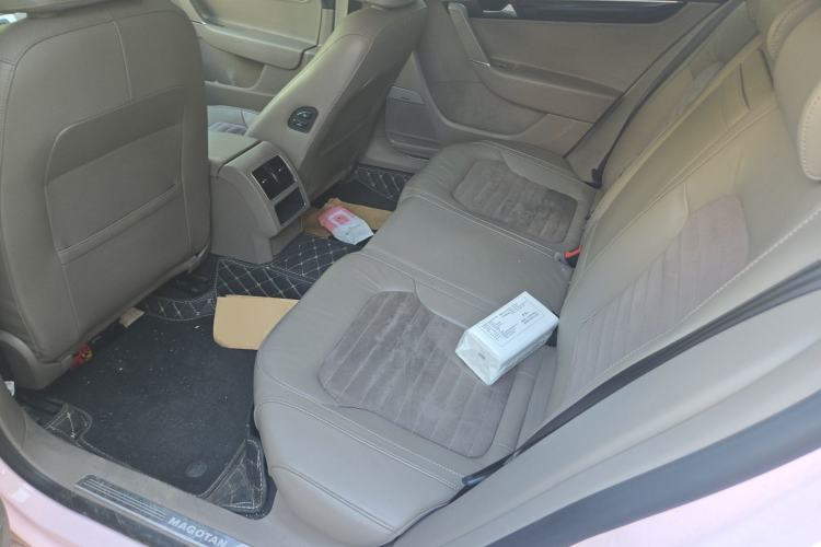 Used Volkswagen Magotan 2015 1.8TSI Luxury Model Left Rear Seat