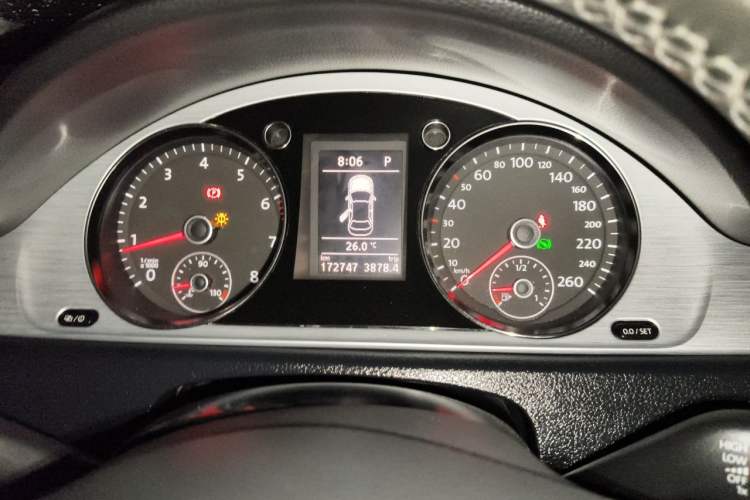 Used Volkswagen Magotan 2015 1.8TSI Advanced Model Odometer Close Up