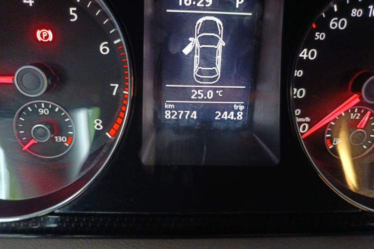 Used Volkswagen Magotan 2015 Facelift 1.8TSI Luxury Model Odometer Close Up