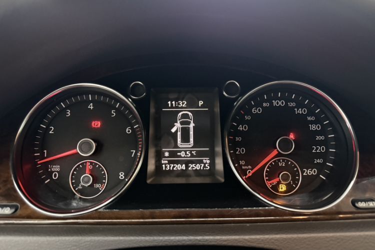 Used Volkswagen Magotan 2015 Travel Edition 2.0 TSI Comfort Version Odometer Close Up