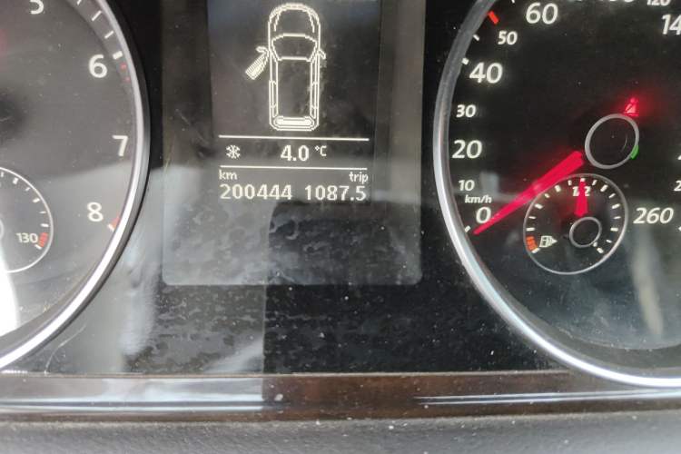 Used Volkswagen Magotan 2015 Travel Edition 2.0 TSI Comfort Version Odometer Close Up