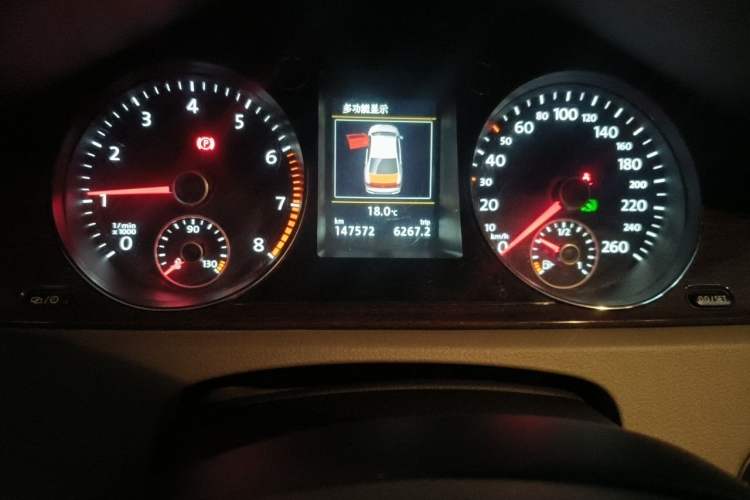 Used Volkswagen Magotan 2015 2.0 TSI Prestige Model Odometer Close Up