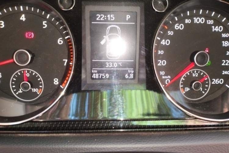 Used Volkswagen Magotan 2015 1.8TSI Luxury Model Odometer Close Up