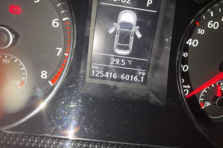 Used Volkswagen Magotan 2015 1.8TSI Luxury Model Odometer Close Up