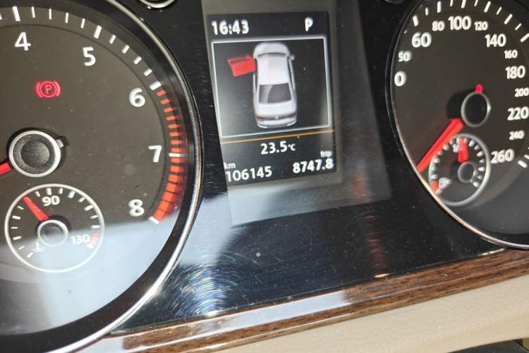 Used Volkswagen Magotan 2015 2.0 TSI Prestige Model Odometer Close Up