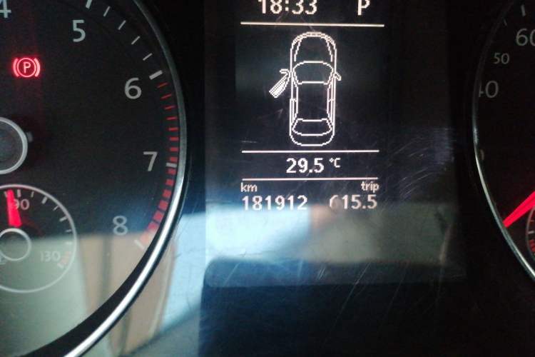 Used Volkswagen Magotan 2015 Facelift 1.8TSI Luxury Model Odometer Close Up