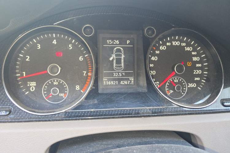 Used Volkswagen Magotan 2015 1.8TSI Luxury Model Odometer Close Up