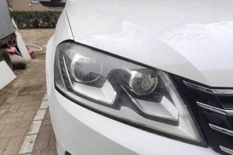 Used Volkswagen Magotan 2015 Travel Edition 2.0 TSI Comfort Version Right Front Headlight