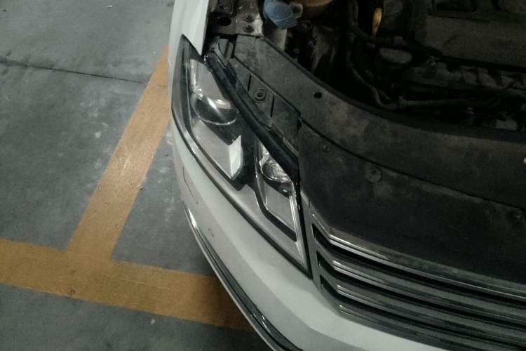 Used Volkswagen Magotan 2015 2.0 TSI Prestige Model Right Front Headlight